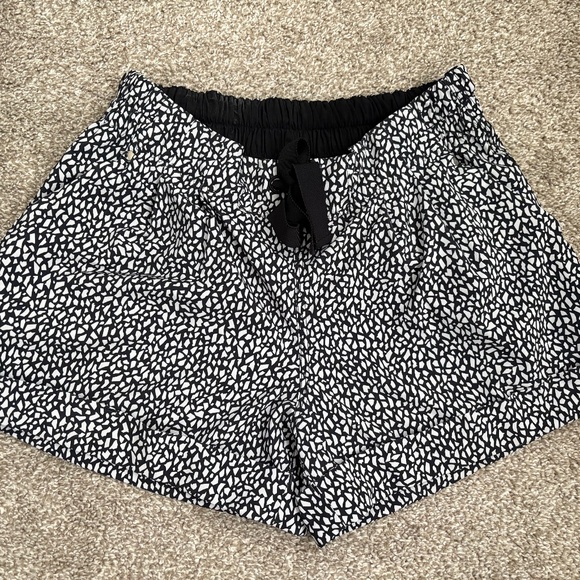Lululemon shorts size 6 - Picture 1 of 3